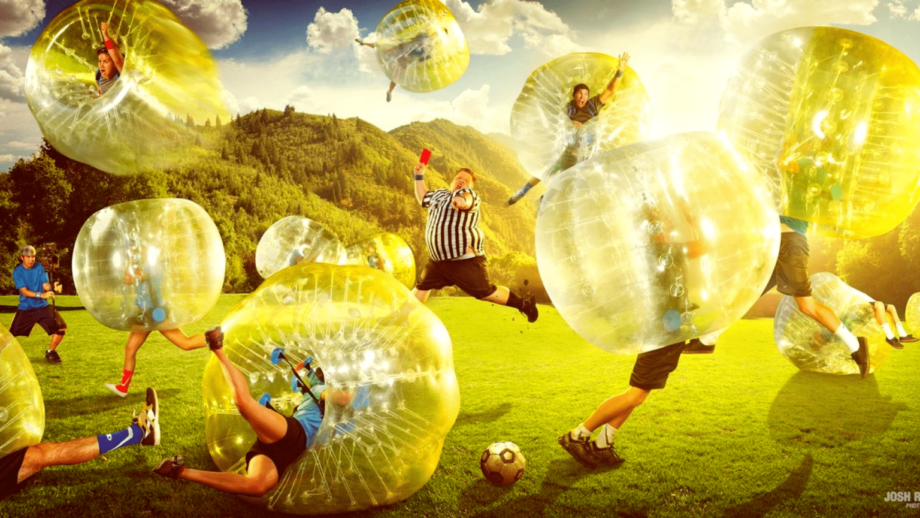 Bubble Football Düsseldorf In Bubble Suits die Gegner wegstoßen