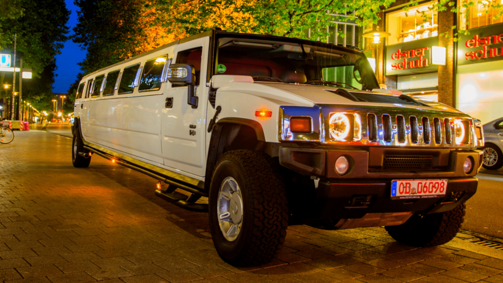 Bei der Hummer Fahrt in Düsseldorf Partystimmung aufkommen lassen